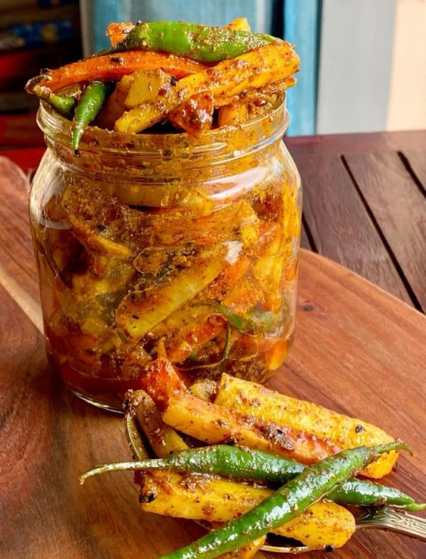 2. गाजर और मिक्स वेज अचार- गाजर, फूलगोभी और शलजम का अचार हल्का और पौष्टिक होता है।इसमें फाइबर और विटामिन होते हैं, जो पाचन को बेहतर बनाते हैं।