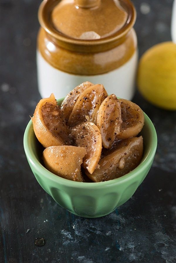 3. नींबू का अचार- नींबू का अचार गर्मियों में बहुत अच्छा माना जाता है।यह पाचन को सुधारता है और शरीर को तरोताजा रखता है।इसमें मौजूद खट्टापन भूख बढ़ाने में भी मदद करता है।