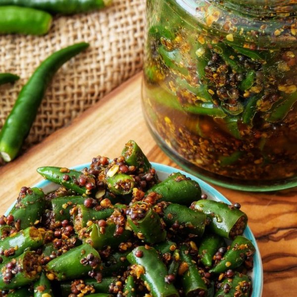 4. हरी मिर्च का अचार (कम मात्रा में)- हरी मिर्च का अचार स्वाद बढ़ाता है, लेकिन इसे सीमित मात्रा में ही खाना चाहिए।यह मेटाबॉलिज्म बढ़ाता है, पर ज्यादा खाने से पेट में जलन हो सकती है।