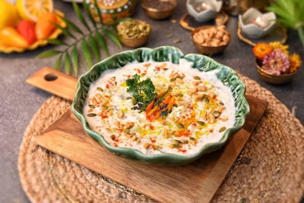 6. लौकी का रायता- बारिश के मौसम में हल्का और ताजा भोजन पसंद किया जाता है। दही और पकी हुई लौकी से बना रायता स्वादिष्ट होने के साथ भोजन को संतुलित बनाने में मदद कर सकता है। इसमें सेंधा नमक और भुना हुआ जीरा डालने से स्वाद और बढ़ जाता है।