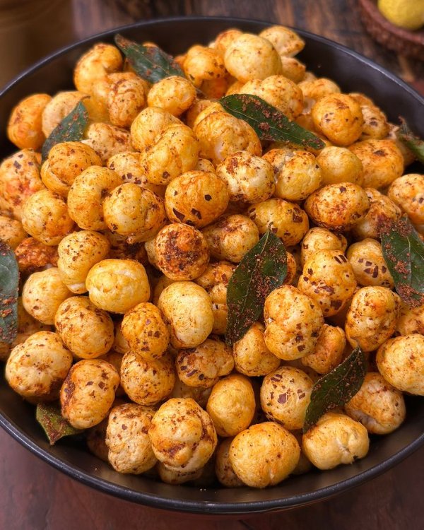 1. मखाना (Fox Nuts) रोस्टेड स्नैक- मखाना बारिश के मौसम के लिए सबसे बेहतरीन हेल्दी स्नैक है। इसे हल्का घी और नमक डालकर भून लें। फायदे: लो-कैलोरी स्नैक,प्रोटीन और कैल्शियम से भरपूर,पेट के लिए हल्का और पचने में आसान होता है। आप इसमें चाट मसाला या हल्दी डालकर स्वाद और बढ़ा सकते हैं।