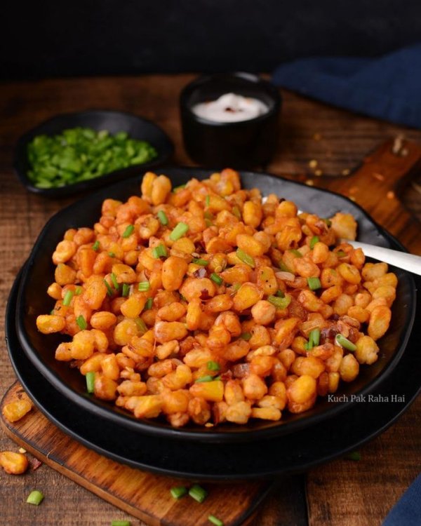 2. भुना हुआ मक्का (Roasted Corn)- बारिश में गरमागरम भुट्टा हर किसी का फेवरेट होता है। फायदे: फाइबर से भरपूर,इम्यूनिटी बढ़ाने में मदद करता है, ये कम कैलोरी वाला स्नैक होता है। नींबू, नमक और लाल मिर्च डालकर इसका स्वाद दोगुना हो जाता है।