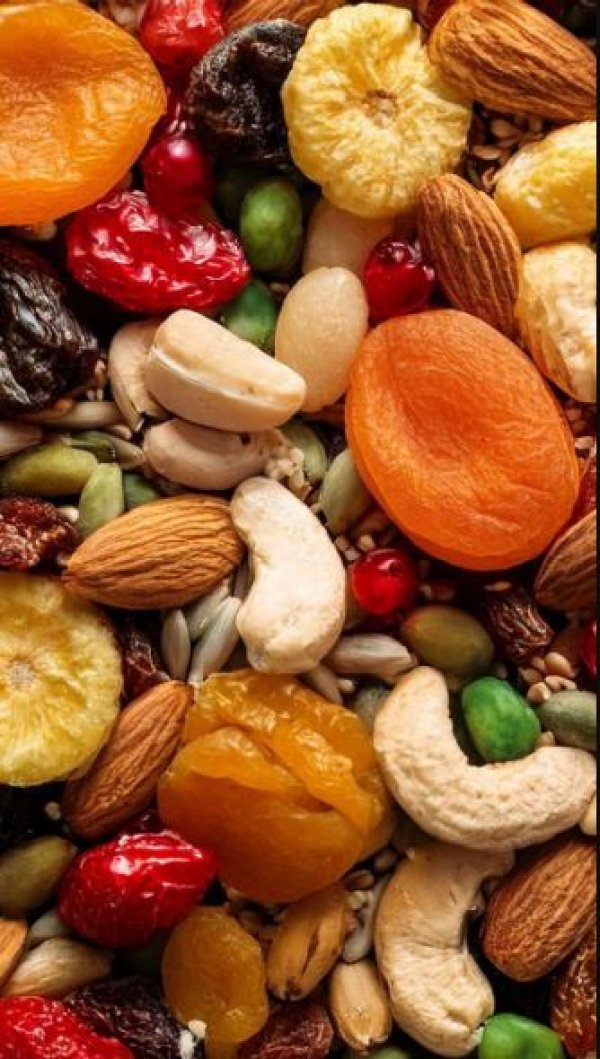 6. मिक्स नट्स (Dry Fruits Mix)- बादाम, अखरोट, किशमिश और काजू का मिक्स बहुत फायदेमंद है।फायदे:
हार्ट हेल्थ के लिए अच्छा,इंस्टेंट एनर्जी देता है,इम्यूनिटी बूस्टर। इसे हल्का रोस्ट करके खाने से स्वाद और बढ़ जाता है।