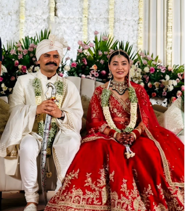 सोशल मीडिया पर अंशिका वर्मा का दुल्हन वाला अवतार और केके बिश्नोई का शाही अंदाज खूब वायरल हो रहा है।