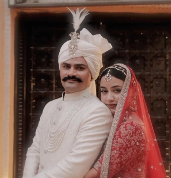 आईपीएस अधिकारियों केके बिश्नोई और अंशिका वर्मा ने जोधपुर और बाड़मेर में सात फेरे लेकर एक-दूसरे का हाथ थामा।