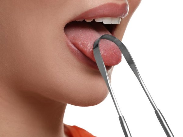 जीभ साफ करने के सही तरीके- 
1. टंग क्लीनर (Tongue Cleaner) का उपयोग करें
जीभ साफ करने के लिए सबसे अच्छा तरीका टंग क्लीनर का उपयोग करना है। इसे हल्के हाथ से जीभ के पीछे से आगे की ओर खींचें।