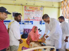 सांसद राजेश वर्मा के जन्मदिन पर सांसद प्रतिनिधि ने अस्पताल में दर्जनों मरीजों के बीच फलों का किया वितरण