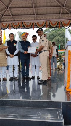 बोरदेही थाना पदस्थ आरक्षक श्रीं सचिन दीवान उत्कृष्ट कार्य के लिए माननीय प्रभारीमंत्री नरेंद्र शिवाजी पटेल द्वारा सम्मानित