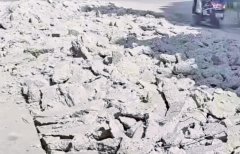 आनंद 1 महीने पहले बनी सड़क को तोड़कर कॉन्ट्रैक्टर अपने खर्चे कर फिर से बनाएगा