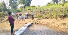 छमहा नदी में सामूहिक श्रमदान से किया गया बोरी बंधन का कार्य