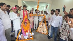 लड्डुओं से सीनियर अधिवक्ता को तौलकर मनाया गया अनोखे तरीके से जन्मदिवस