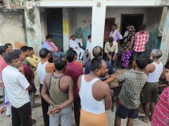 महिला की मौत की सूचना पर परिजनों से मिलने पहुंचे सांसद व पूर्व विधायक ने दी सांत्वना