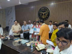 दीपक यादव को मुख्यमंत्री द्वारा  1 लाख से तथा रिया मौर्य को जिलाधिकारी द्वारा 21000 से सम्मानित किया