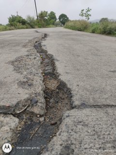 आमला-खंडारा मार्ग पर रोड के बीच गहरी दरार बनी खतरा,नाली जैसी दरार में तब्दील हुई सड़क