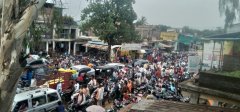 दुकानदारों के द्वारा समान बाहर रखने से यातायात बाधित