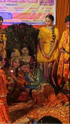 सनातन महासभा द्वारा 136वीं आदि मां गोमती महाआरती में खेली गई फूलों की होली