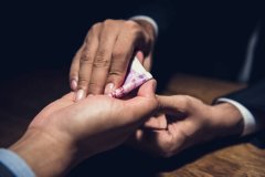 पुलिस नहीं कर रही थी समय पर काम ,माँग रही थी खर्चा पानी , विधायक का फूटा गुस्सा