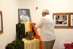 आणंद - गुजरात मुख्यमंत्री भूपेंद्र पटेल ने सरदार साहेब के घर पर  मूर्ति की धागा बांधकर श्रद्धांजलि दी