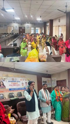 मोहनलालगंजब्लॉक सभागार में महिला सम्मेलन मेंमहिलाओं को दी गई सरकारी जानकारी