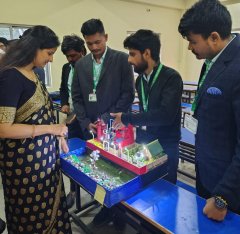 ईस्ट एन वेस्ट की निदेशिका मनीषा रंजन ने टीएलएम प्रदर्शनी का उद्घाटन किया