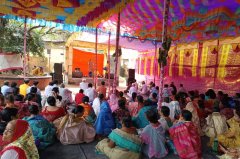 निक्षुरी गांव में लक्ष्मी पूजा में हरिनाम संकीर्तन के साथ साथ महाप्रसाद का वितरण ।