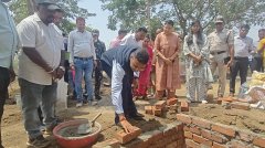 कलेक्टर ने पीएम आवास के हितग्राही को गृह प्रवेश कराकर सौंपी चाबी आवास के पास सोखता गड्ढा निर्माण पर मिली सराहना