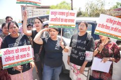 देहरादून में महिला कांग्रेस का प्रदर्शन, पुलिस ने ज्योति रौतेला समेत कार्यकर्ताओं को हिरासत में लिया