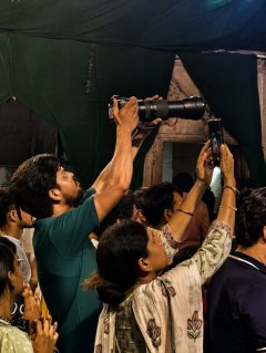 भीड़, तपिश और शोर के बीच, एक मौन सेवा.… जो स्वयं को त्यागकर, विरहाग्नि में जलते हृदय को प्रभु से जोड़ती है