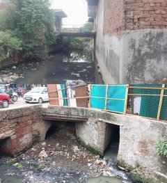 इगलास में गिंदौली नाले के ऊपर निजी पुल व पटरियों पर अतिक्रमण कराने पर सिंचाई (नहर) विभाग को कितनी बड़ी मिली