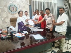 लंबित मेडिकल बिल, सर्विस बुक संधारण, प्राथमिक प्रधानपाठक पदोन्नति एवं शिक्षकों की कमी सहित विभिन्न समस्याओं पर संयुक्त शिक्षक संघ ने जिला शिक्षा अधिकारी से  चर्चा कर ज्ञापन सौंपा