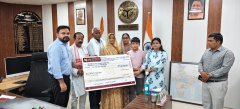 शहीद सत्यवान सिंह के परिवार को 50 लाख की सहायता, जिलाधिकारी कार्यालय में सम्मानित किए गए परिजन