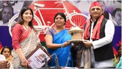 यूपी चुनाव से पहले सपा का ‘मास्टरस्ट्रोक’! महिलाओं को हर साल ₹40 हजार, डिंपल ने खोले बड़े वादों के पत्ते