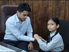 ज्वाइंट मजिस्ट्रेट की कलाई पर बच्चियों ने बांधा रक्षा सूत्र, दिया भाई-बहन के स्नेह का संदेश