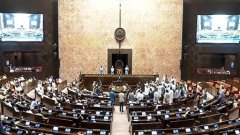 लोकसभा स्पीकर की तरफ कागज उछालने वाले आठ सांसद निलंबित, हंगामे के बीच कार्यवाही स्थगित