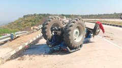 नेशनल हाईवे पर स्टेयरिंग फेल होने से बीच सड़क पर पलटा ट्रैक्टर, चालक सुरक्षित