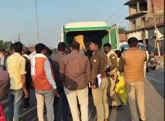 हाईवे पर कार ने बाइक सवार बुजुर्ग को मारी टक्कर.अयोध्या में 50 मीटर तक घसीटा, पुलिस कार चालक की पहचान कराने में जुटी