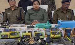 पांकी में अवैध मोबाइल असेंबलिंग फैक्ट्री का भंडाफोड़, भारी मात्रा में मोबाइल और पार्ट्स जब्त