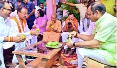 योगी, केशव और ब्रजेश एक साथ! BJP में खत्म हुई गुटबाजी?