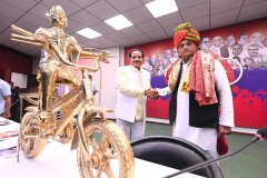 अखिलेश यादव के सामने Push-Ups लगाने वाले किसान की असली कहानी