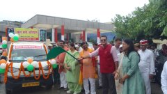 जनप्रतिनिधियों व डीएम ने रैली व जागरुकता वाहन को दिखाई हरी झण्डी 15 जुलाई तक चलेगा स्कूल चलो अभियान।