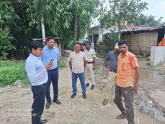 एसडीएम आलोक राय ने पोखर पार पर मजबूत बैरिकेडिंग करने के निर्देश दिये