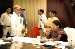 कलेक्टर श्रीमती मिश्रा ने जनदर्शन में सुनी आम लोगों की समस्याएं  आवेदकों के मांगों एव समस्याओं के निराकरण हेतु त्वरित कार्रवाई करने के दिए निर्देश