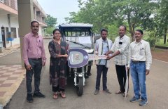 कलेक्टर श्रीमती मिश्रा ने मत्स्य पालक खिलू राम को सौंपी ई-रिक्शा की चाबी