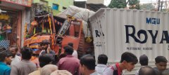 हल्दीबाड़ी यातायात चौक में दो ट्रक एवं पिकअप में भिड़ंत, तीन लोगों के घायल होने की सूचना