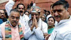 इस्तीफे के बाद संसद पहुंचे धर्मेंद्र प्रधान! मकर द्वार पर BJP ने किया जोरदार स्वागत