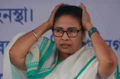 शुभेंदु सरकार के खिलाफ धरने पर बैठीं ममता, चुनाव में धांधली और पुलिसिया कार्रवाई पर उठाए सवाल