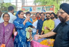 फूल और शरबत पिलाकर किया यातायात के लिए राहगीरो को जागरूक
