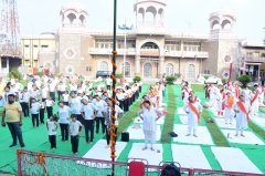 हनुमान टीला प्रांगण में गूंजा योग का संदेश, हजारों की संख्या में साधकों ने किया सामूहिक योगाभ्यास