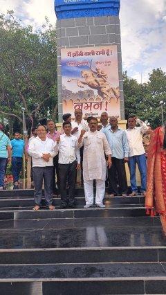 महारानी लक्ष्मीबाई को नमन किया उनकी युद्ध सामग्री झांसी वापस लाने की मांग