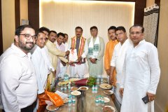 उपमुख्यमंत्री केशव प्रसाद मौर्य से मिला झांसी व्यापार मंडल का प्रतिनिधिमंडल